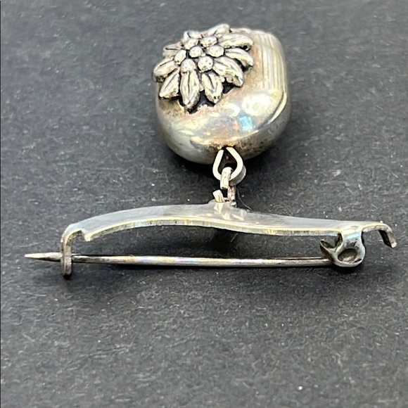 Vintage C-clasp Edelweiss Sweetheart bell charm brooch - Picture 6 of 6